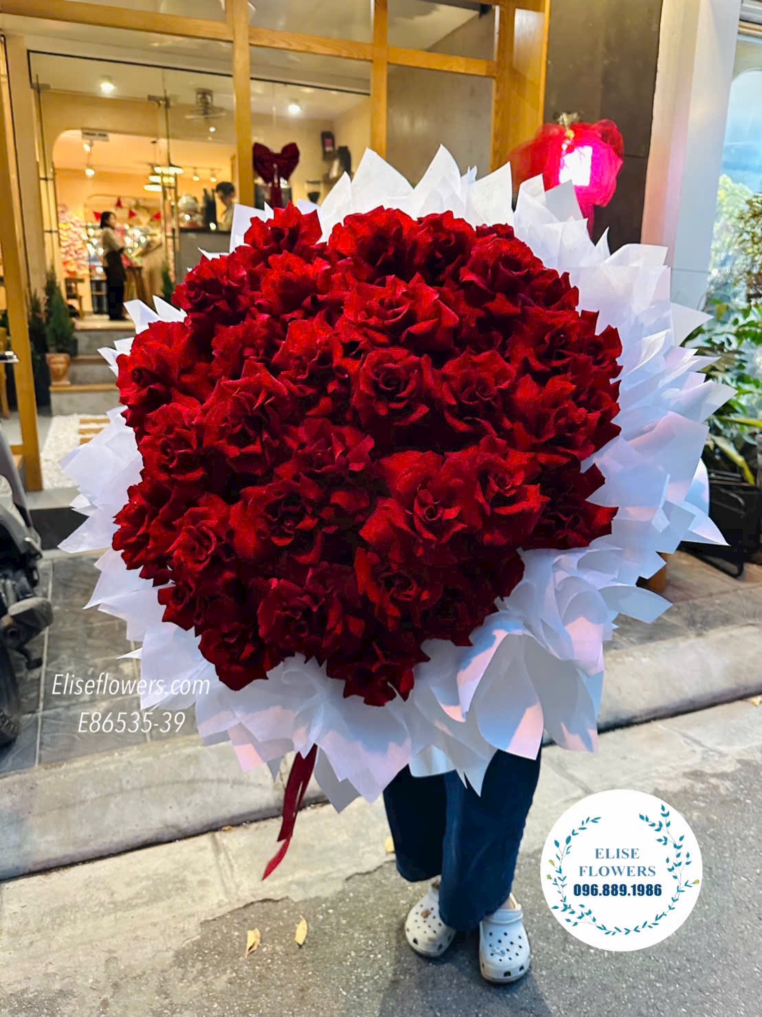 Hoa valentine. Bó hoa hồng đỏ 100 bông cao cấp tặng vợ yêu. Địa chỉ mua hoa uy tín tại Hà Nội