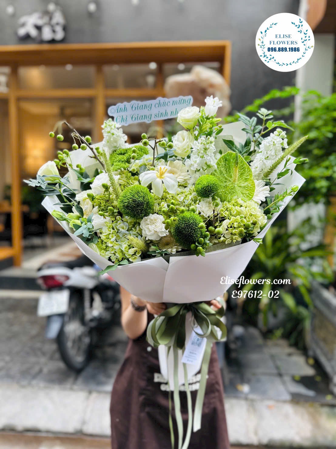 Đặt mua bó hoa tặng bạn trai. Bó hoa tone xanh lá tinh tế tặng bạn trai. Điện hoa tươi Eliseflowers
