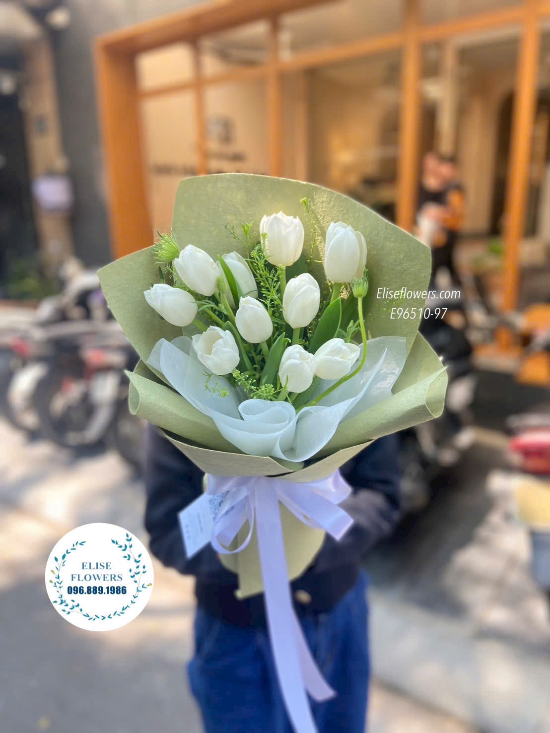 Bó hoa Tulip nhập khẩu. Đặt mua bó hoa Tulip trắng 10 bông tặng bạn bè, người thân. Eliseflowers