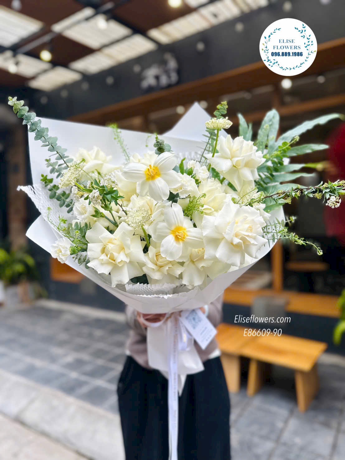 Đặt mua hoa tặng bạn gái ở Cầu Giấy. Bó hoa tone trắng nhẹ nhàng Valentine