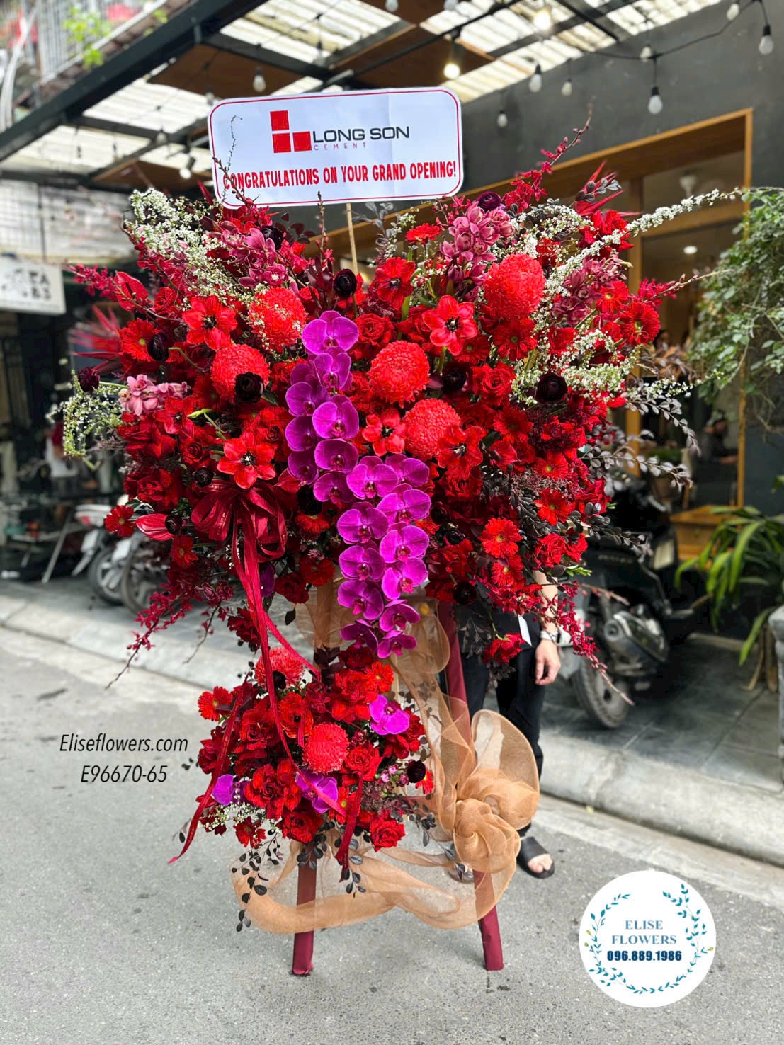 Hoa tươi Hà Nội. Kệ hoa tone đỏ nhập khẩu sang trọng, cao cấp. Địa chỉ mua hoa uy tín. Hoa khai trương cao cấp