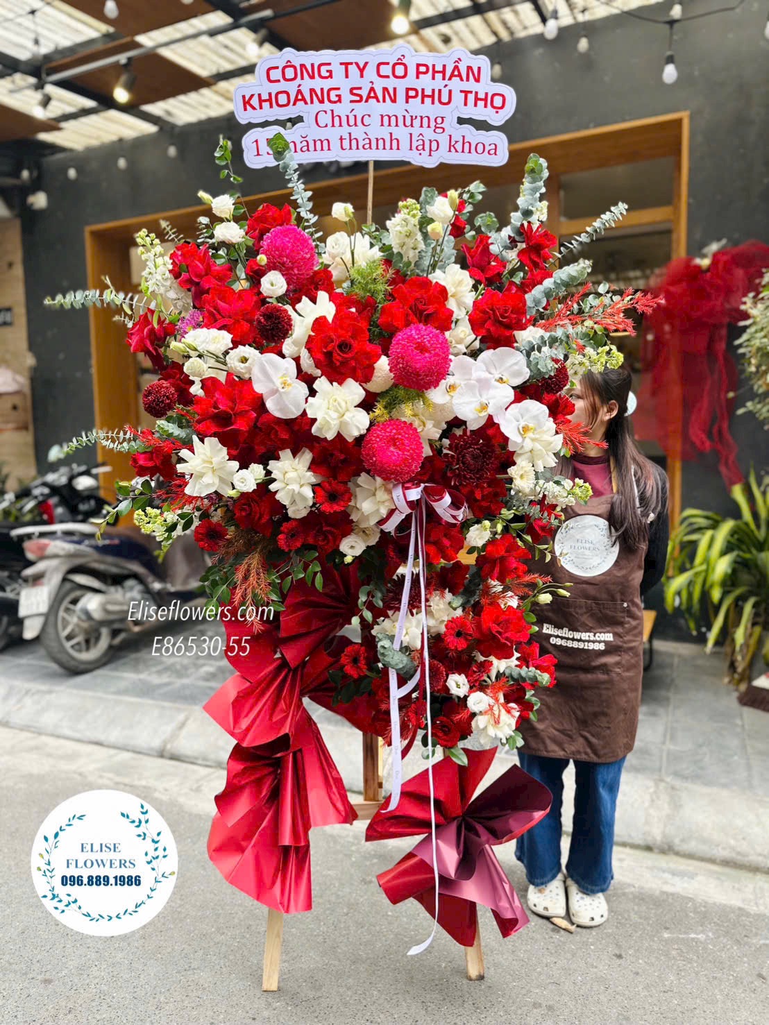 Hoa chúc mừng kỉ niệm thành lập công ty. Kệ hoa tone đỏ cao cấp. Điện hoa Eliseflowers
