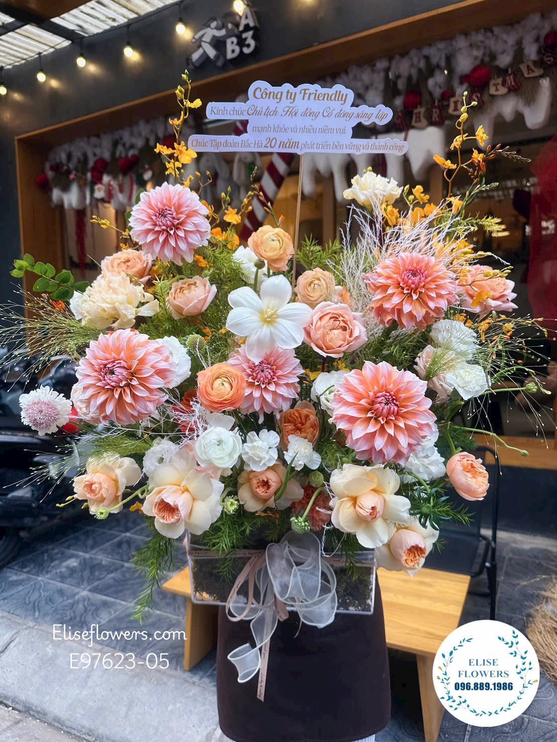 Đặt mua lẵng hoa tặng Sếp. Hoa tặng Sếp cao cấp tại quận Cầu Giấy. Giao hoa hoả tốc