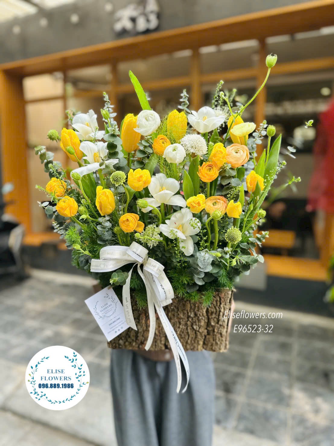 Hoa tulip Hà Lan. Đặt hoa sinh nhật ở Hà Nội. Lẵng Tulip mix trang nhã, thanh lịch. Eliseflowers