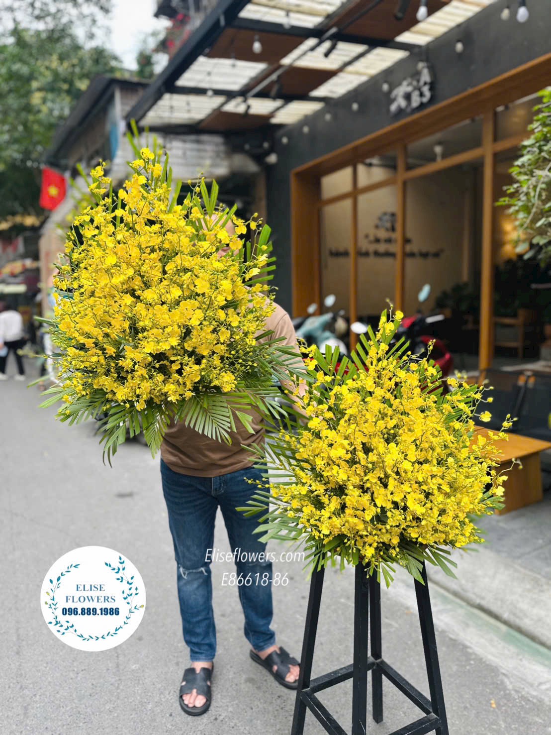 Đặt mua hoa cắm bàn thờ gia tiên sang trọng. Lẵng lan vũ nữ vàng tài lộc trang trí bàn thờ ngày Tết.