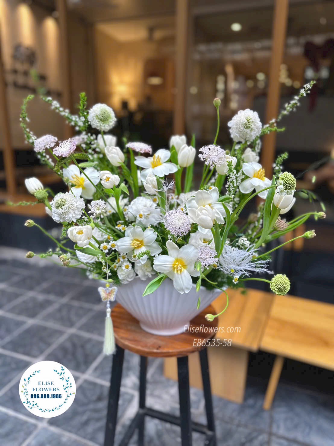 Hoa sinh nhật đẹp. Lẵng Tulip trắng mix scabiosa nhã nhặn, thanh lịch ở Hà Nội. Eliseflowers