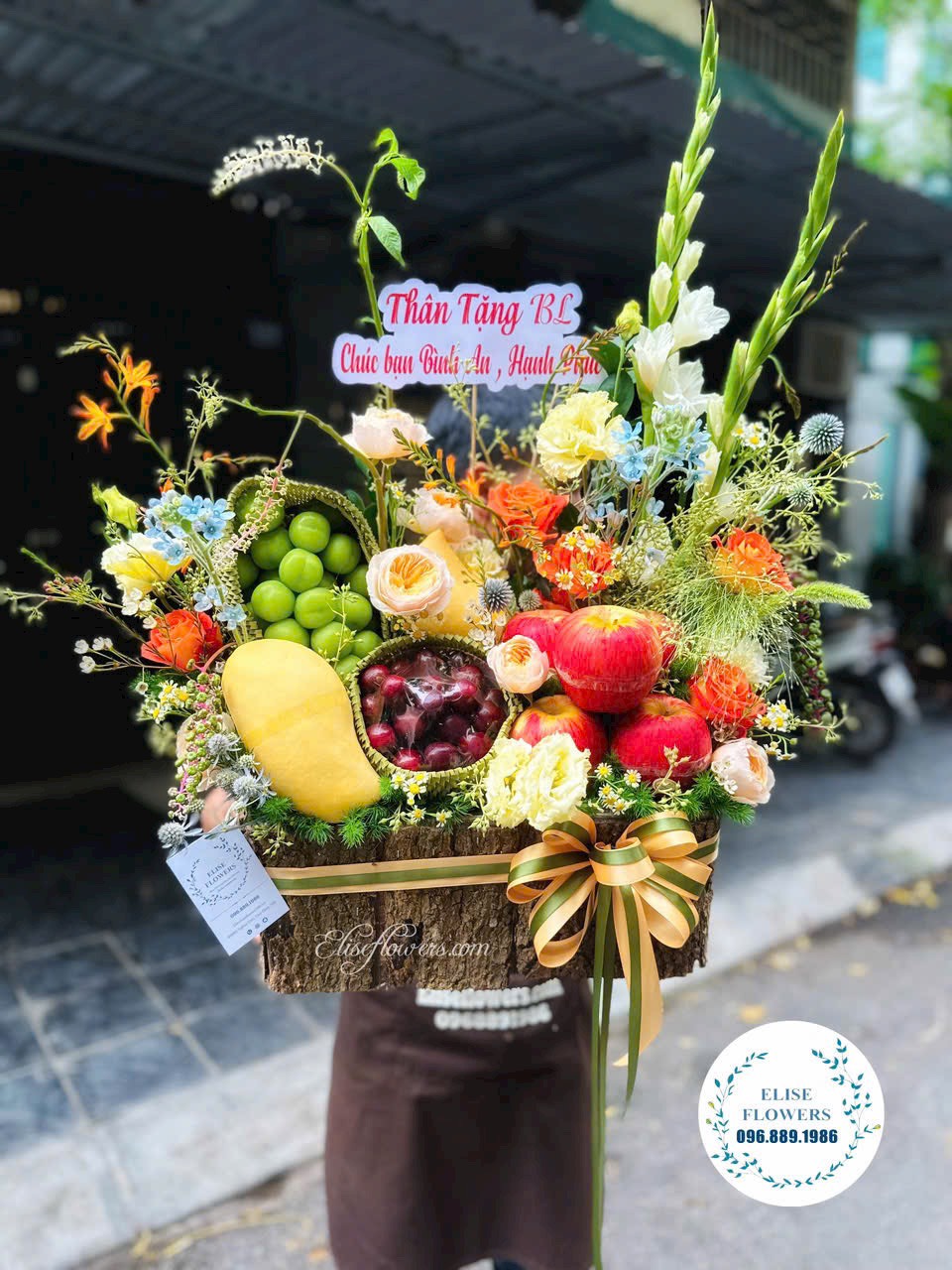 Đặt mua lẵng hoa nhật sếp. Dịch vụ đặt lẵng hoa sinh nhật sếp tại Hà Nội