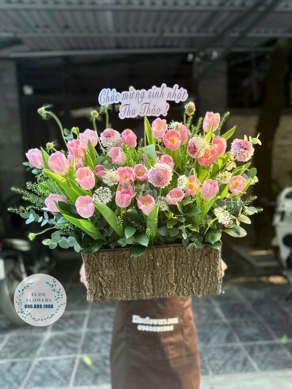 Lẵng hoa Tulip hồng nhập khẩu. Đặt hoa Tulip nhập khẩu ở Hà Nội