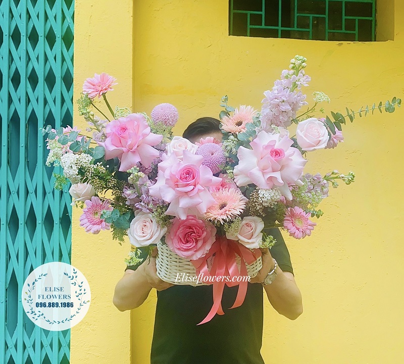 Hình sảnh sản phẩm giỏ hoa tươi tặng sinh nhật đẹp tại Ellise Flowers - Cửa hàng hoa tươi Hà Nội