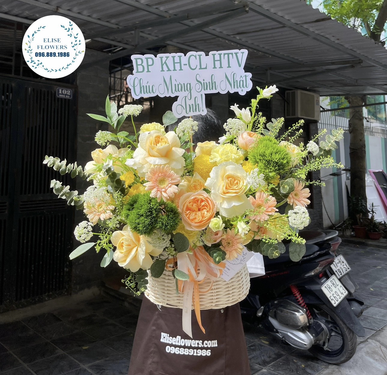 Giỏ hoa chúc mừng khai trương nhỏ xinh ở Hà Nội. Lẵng hoa chúc mừng khai trương nhỏ xinh ở Hà Nội.