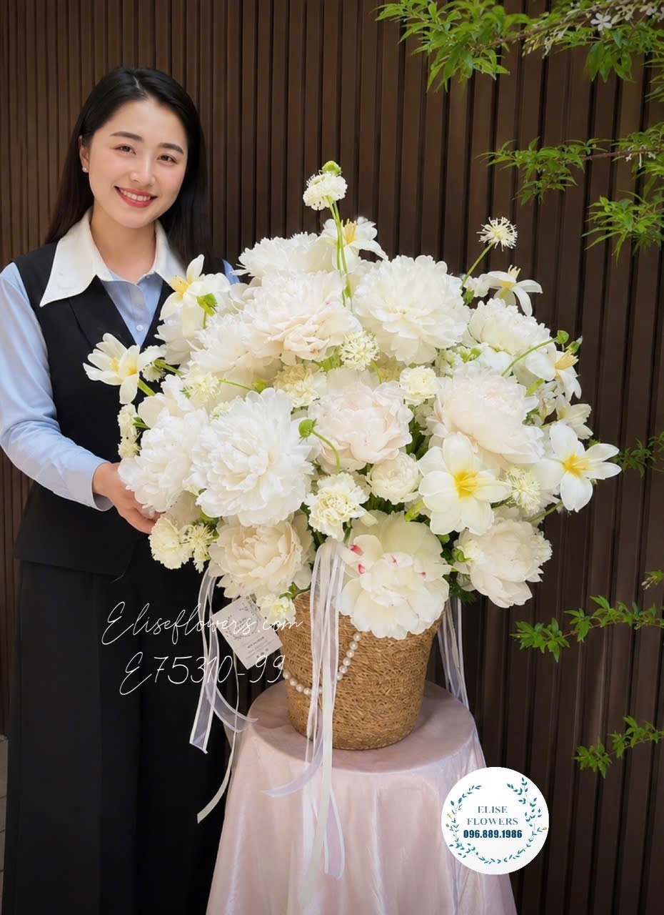 Giỏ hoa mẫu đơn sarah trắng mix hoa phụ nhập khẩu cao cấp tại cửa hàng Eliseflowers Cầu Giấy