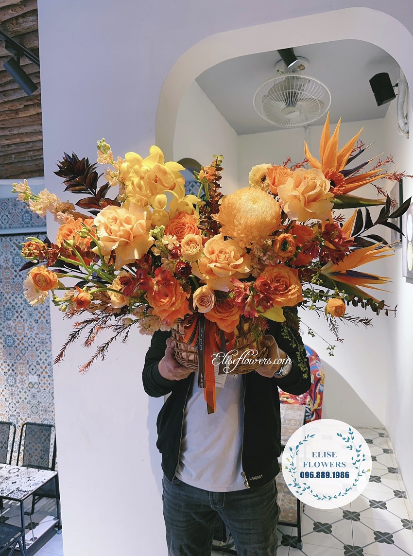 Giỏ hoa nhập khẩu màu cam coffe tặng sinh nhật sếp, đối tác