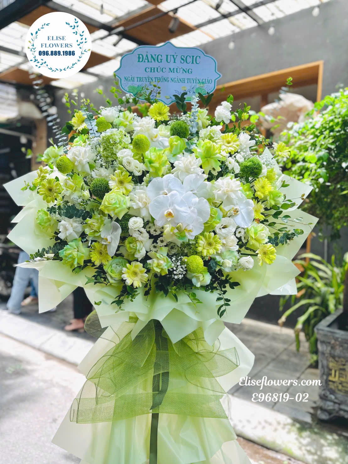 Hoa tươi Hà Nội. Kệ hoa chúc mưng kỷ niệm thành lập công ty màu xanh lá hiện đại