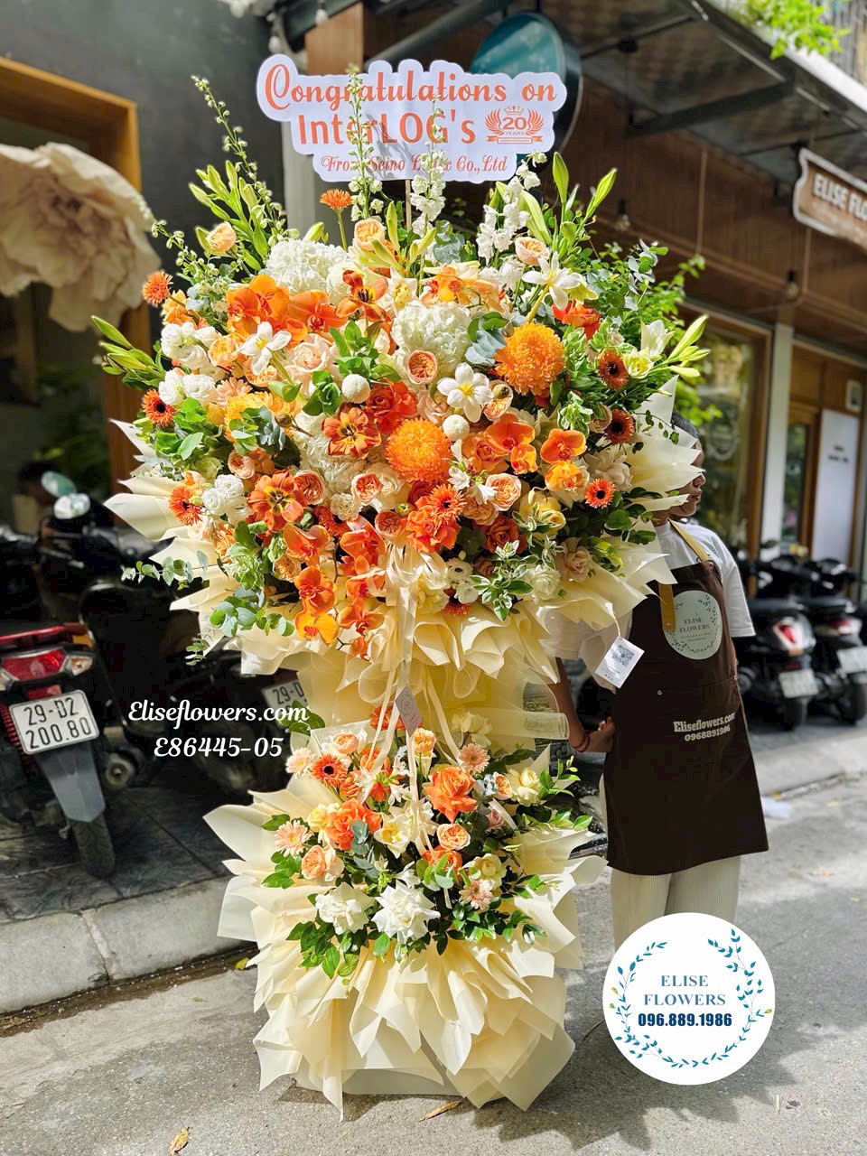 Hoa khai trương Hà Nội. Kệ hoa khai trương tone cam rực rỡ, nổi bật