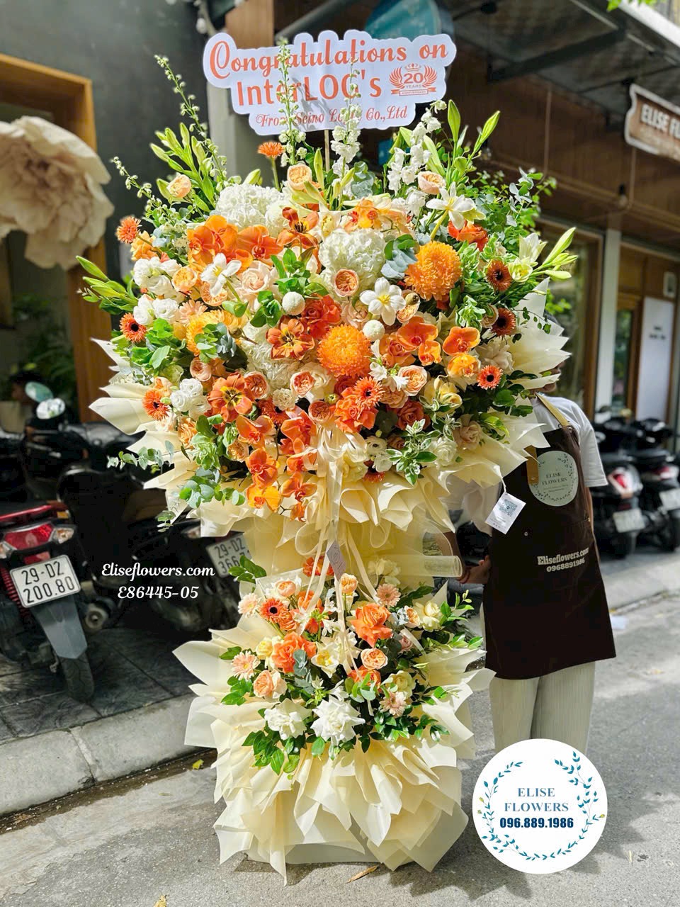 Hoa khai trương. Kệ hoa khai trương tone cam rực rỡ tại Hà Nội