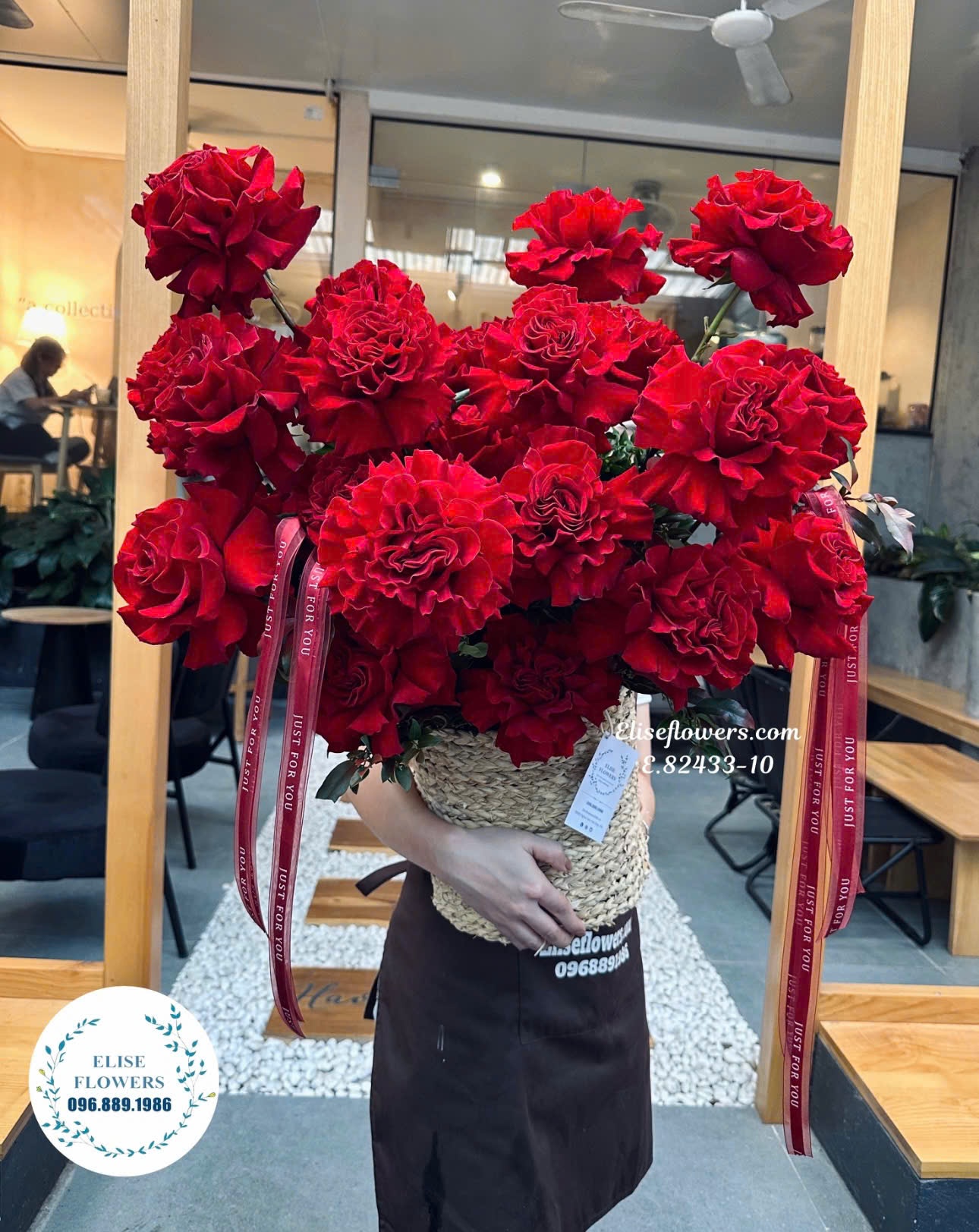 Lẵng hoa hồng nhập khẩu tặng vợ yêu ngày 20/10. Hoa tặng vợ, bạn gái, người yêu đẹp ngày 20/10 ở Hà Nội.