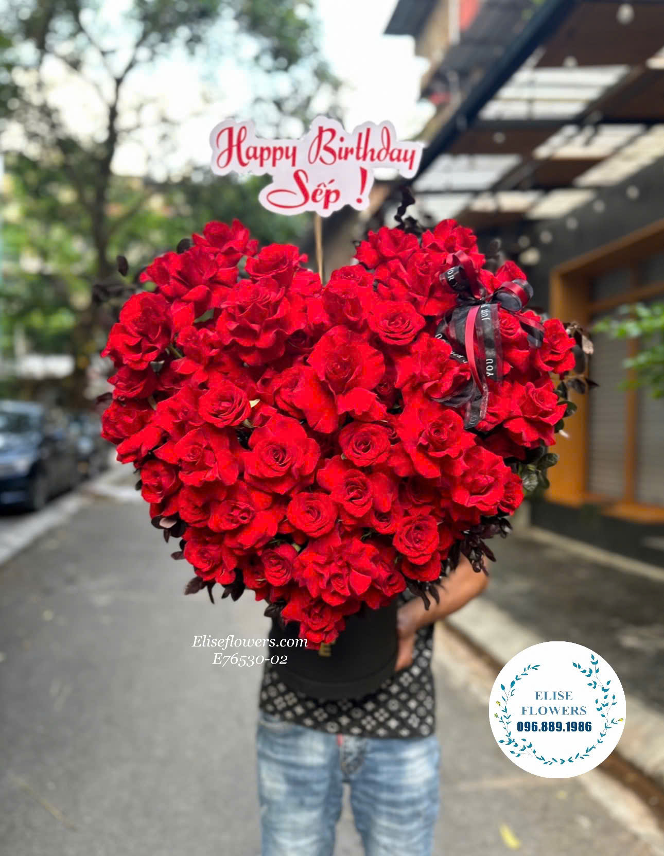 Lẵng hoa hồng đỏ trái tim tặng sinh nhật vợ, bạn gái, người yêu, bà xã, bạn gái. Mua hộp hoa hồng đỏ hình trái tim ở Hà Nội.