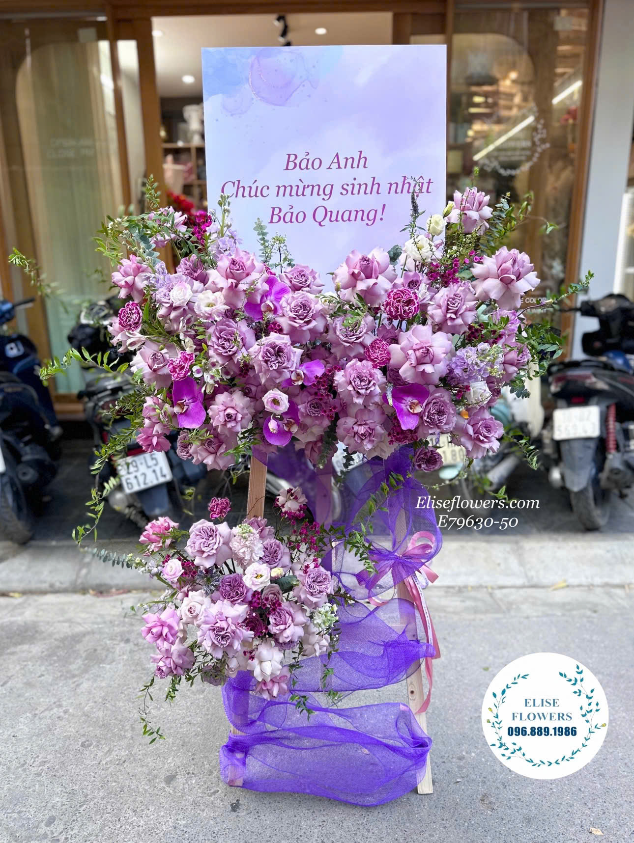 Kệ hoa chúc mừng khai trương tone tím sang chảnh. Hoa khai trương đẹp Hà Nội.