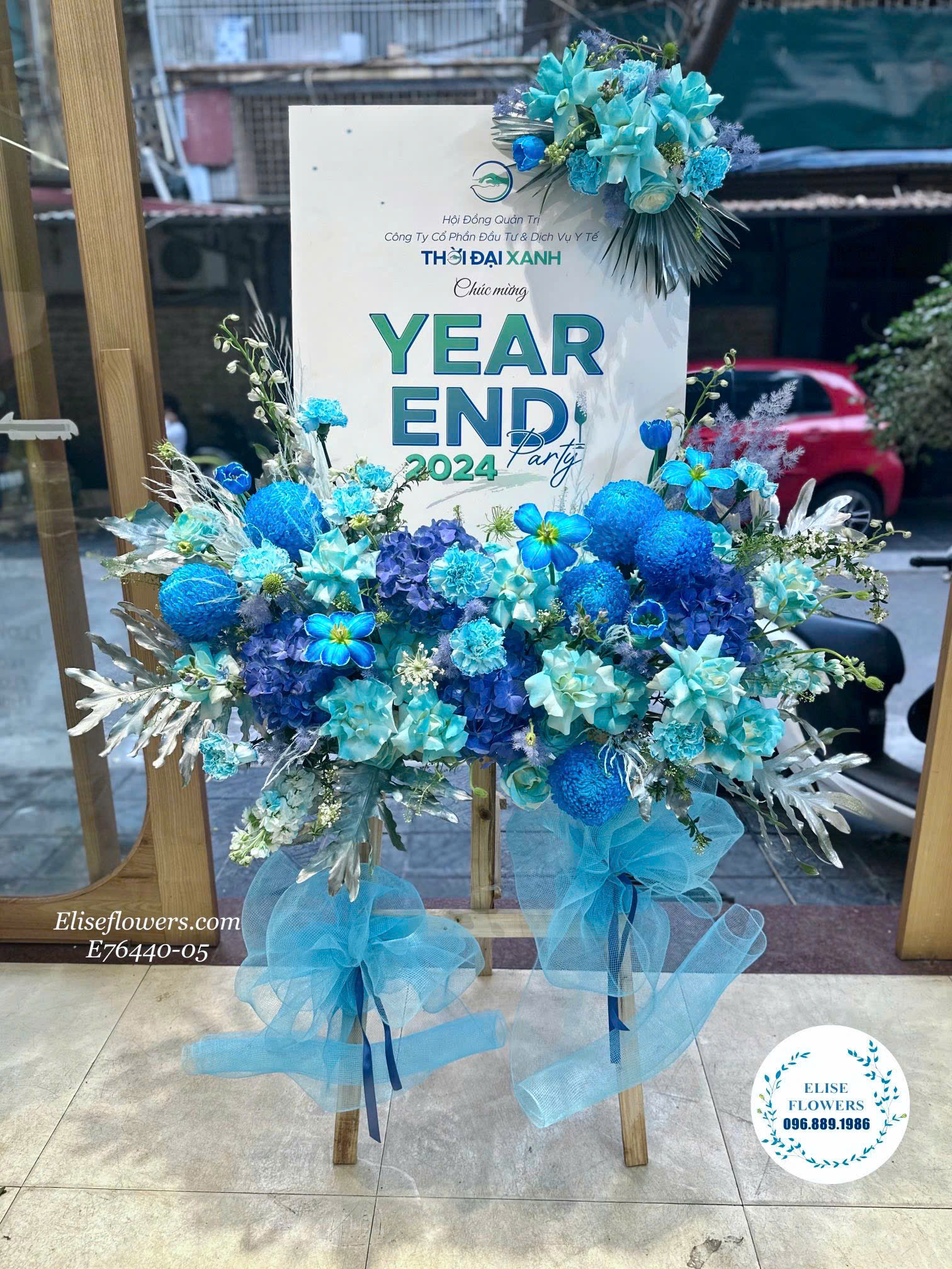 HOA KHAI TRƯƠNG HÀ NỘI. Hoa khai trương Hà Nội màu xanh dương. Kệ hoa màu xanh dương ở Hà Nội.