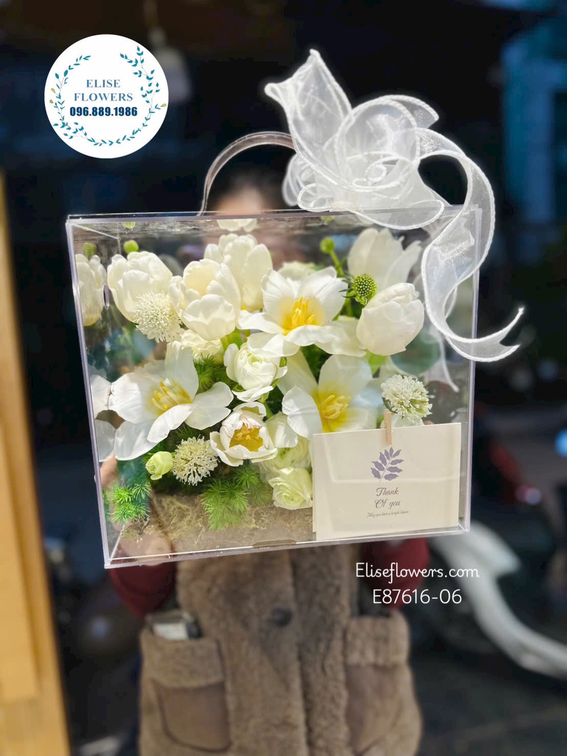 Hôp hoa kỉ niệm ngày cưới. Hộp mIca trong suốt tặng vợ yêu. Điện hoa tươi Eliseflowers