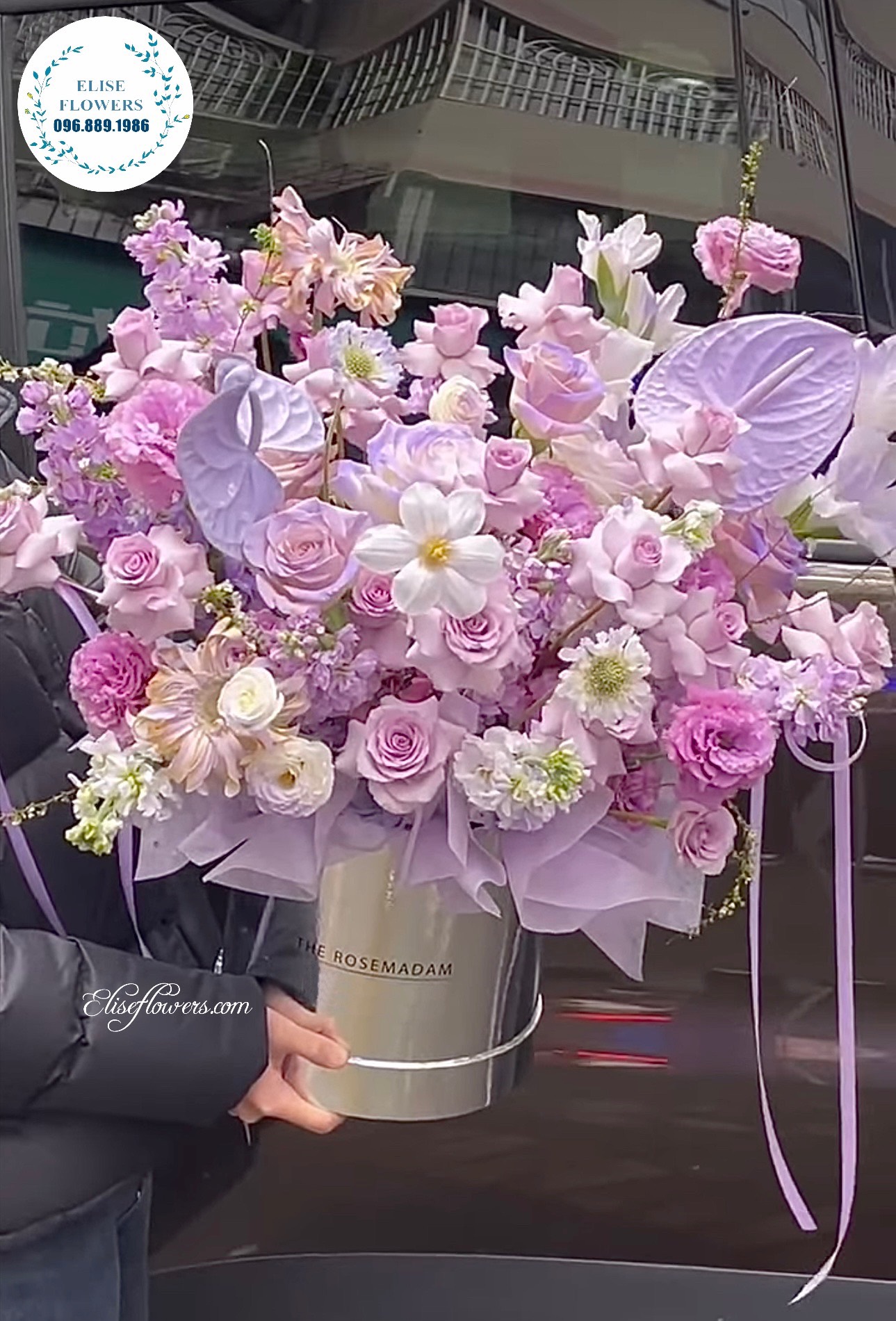 Hoa kỷ niệm ngày cưới đẹp ở Hà Nội. Lẵng hoa màu tím đẹp tặng vợ dịp kỷ niệm ngày cưới.