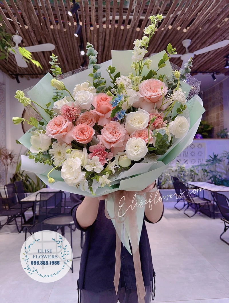 Một bó hoa màu hồng thể hiện tình yêu nồng nàn