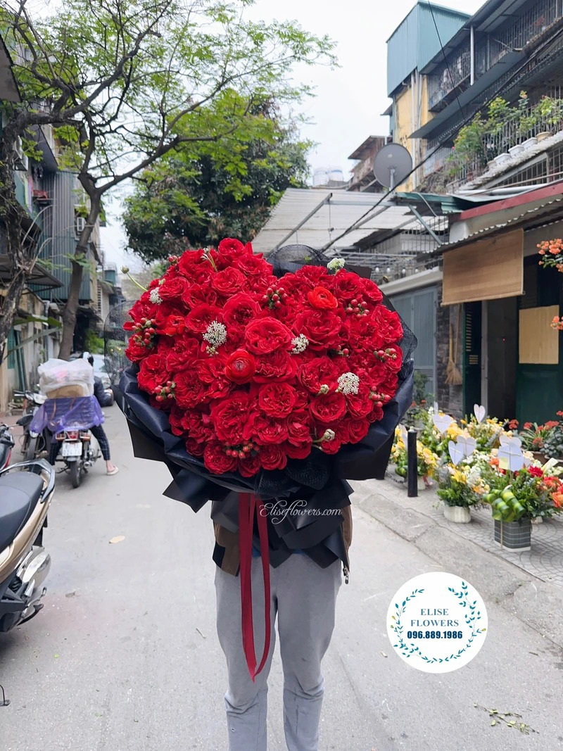 Hoa hồng đỏ kết thành hình trái tim đầy lãng mạn