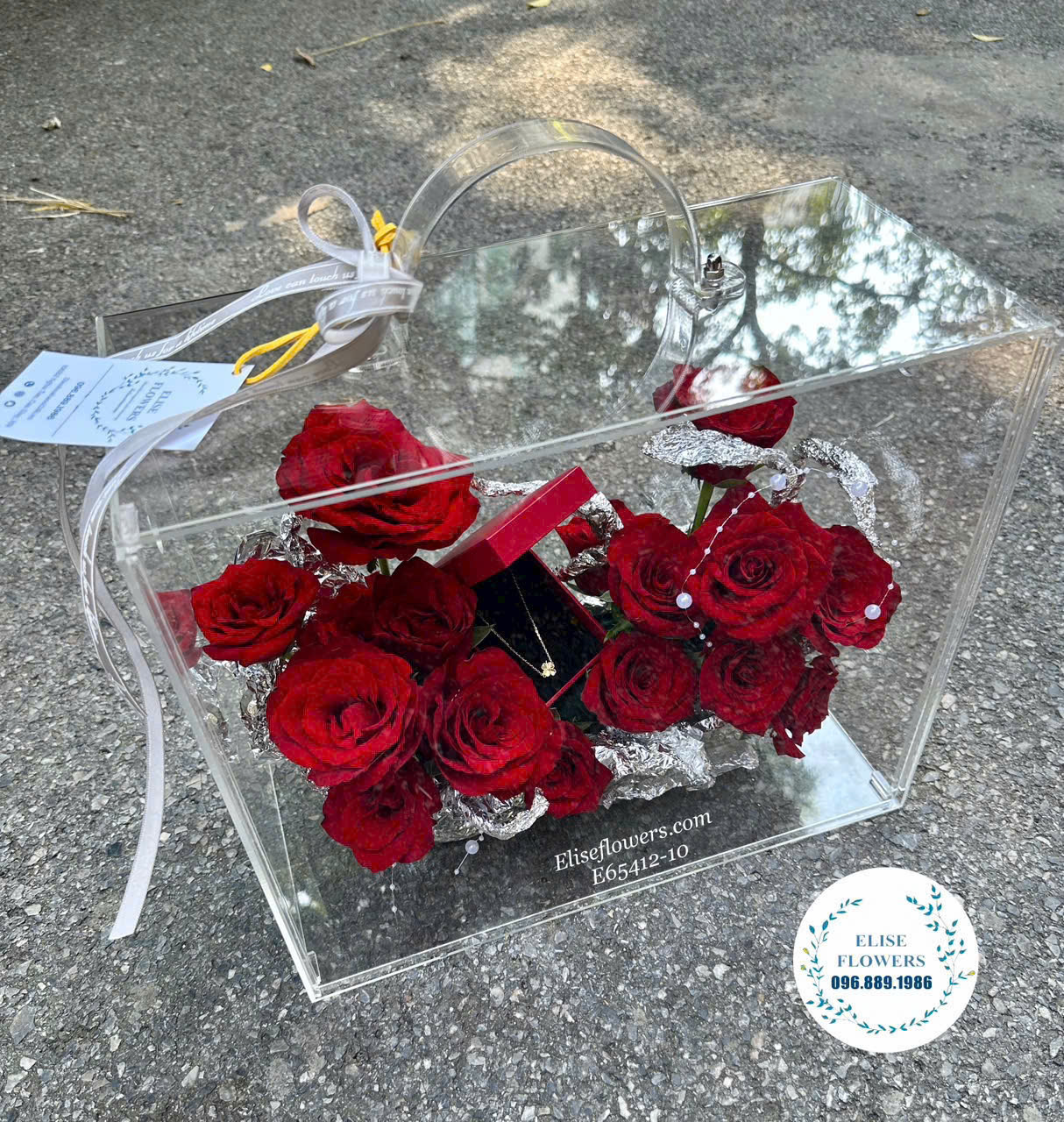 Đặt mua vali hoa tặng bạn gái tại Hà Nội. Dịch vụ đặt vali hoa hồng đỏ tặng bạn gái