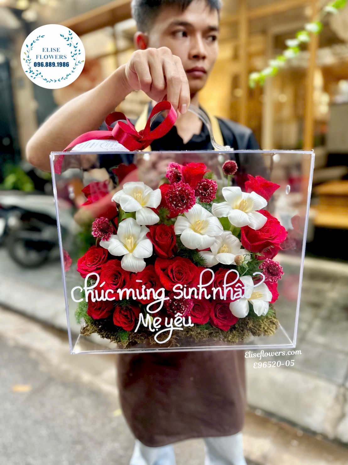Hộp hoa sinh nhật. Hộp hoa tone đỏ đẹp. Hộp hoa mica tone đỏ tặng sinh nhật mẹ yêu