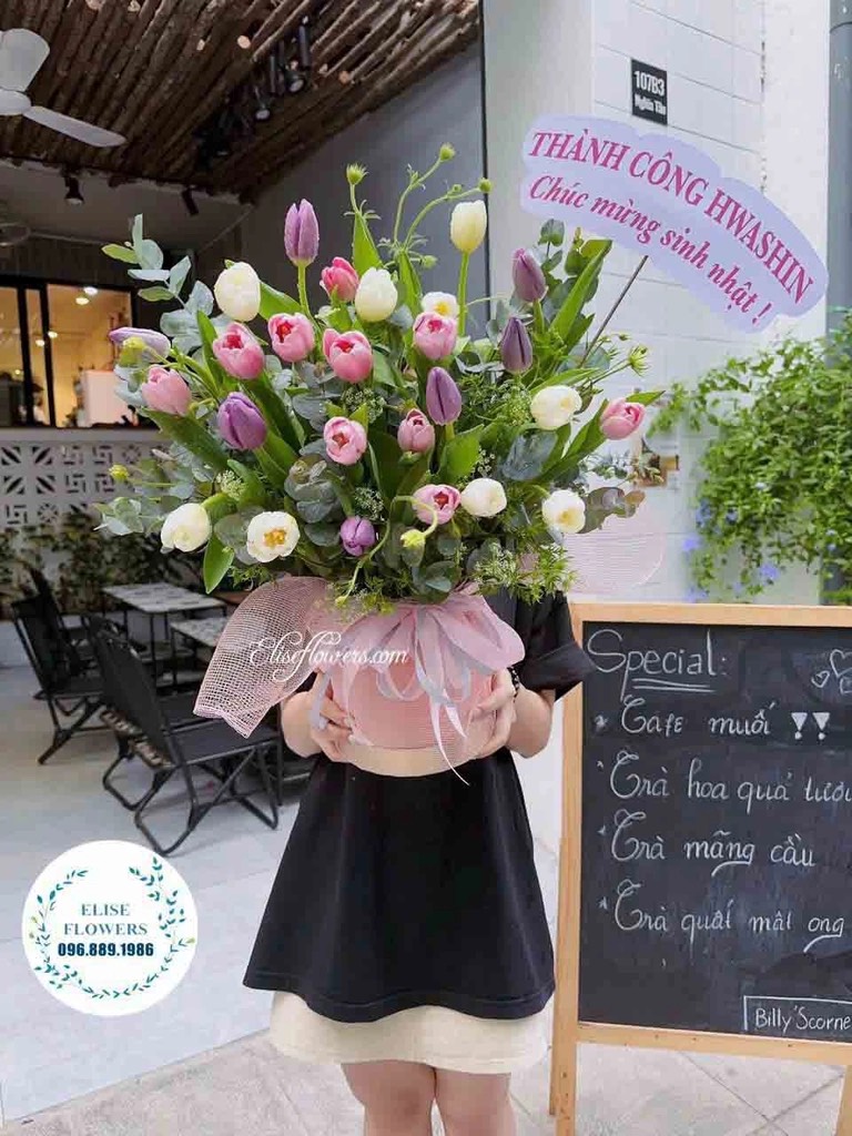 Hộp hoa tulip tặng đối tác sang trọng, cao cấp, nhập khẩu. Đặt hoa tulip rẻ đẹp ở Hà Nội. Elise Flowers. Đặt hoa tươi online Hà Nội
