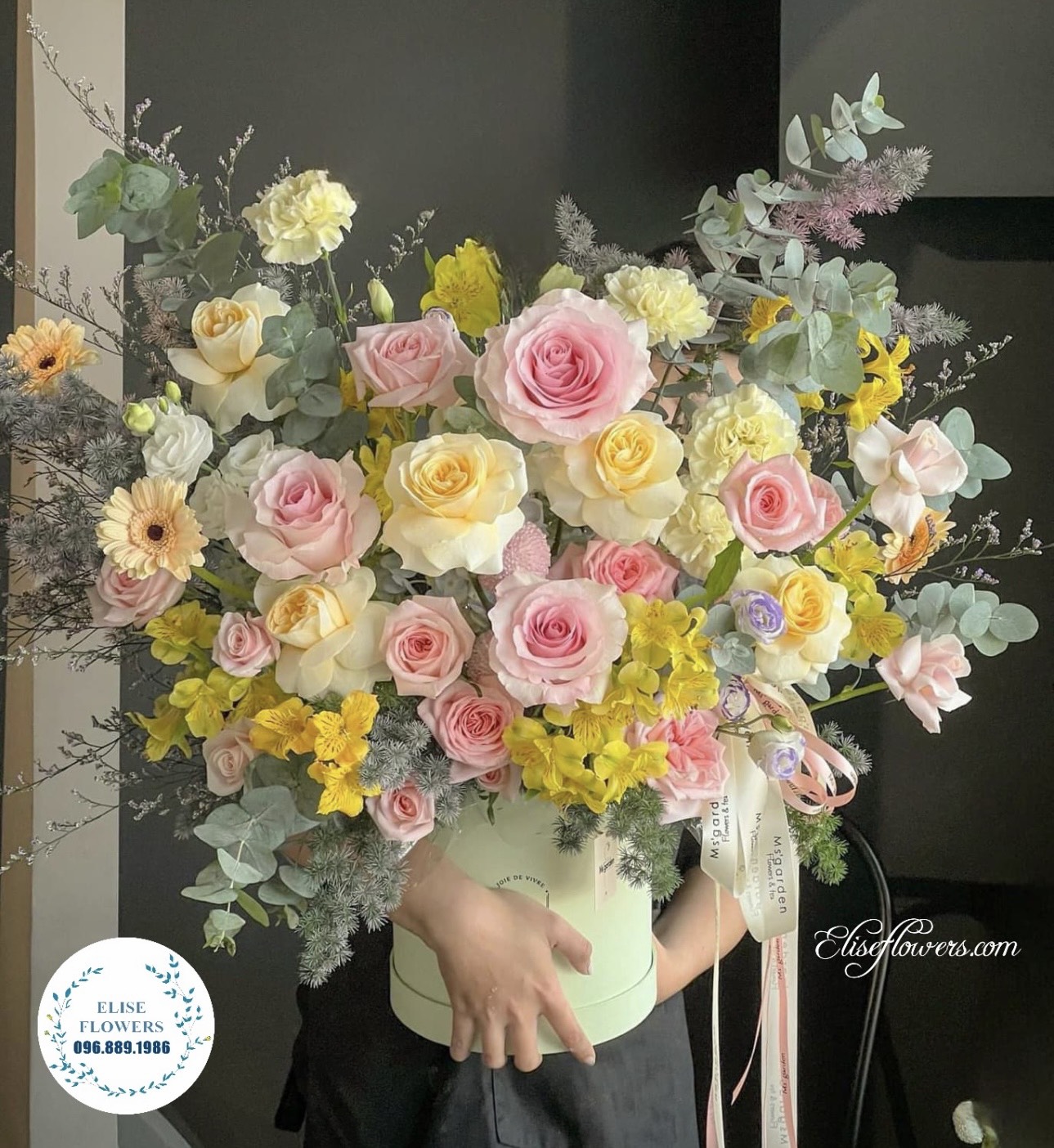 Hộp hoa tươi nhập khẩu đẹp ở Hà Nội. Lẵng hoa tươi nhập khẩu đẹp ở Hà Nội, Hoa tặng sếp, đối tác ở Hà Nội. hoa tươi nhập khẩu tặng kỷ niệm ngày cưới ông bà bố mẹ.