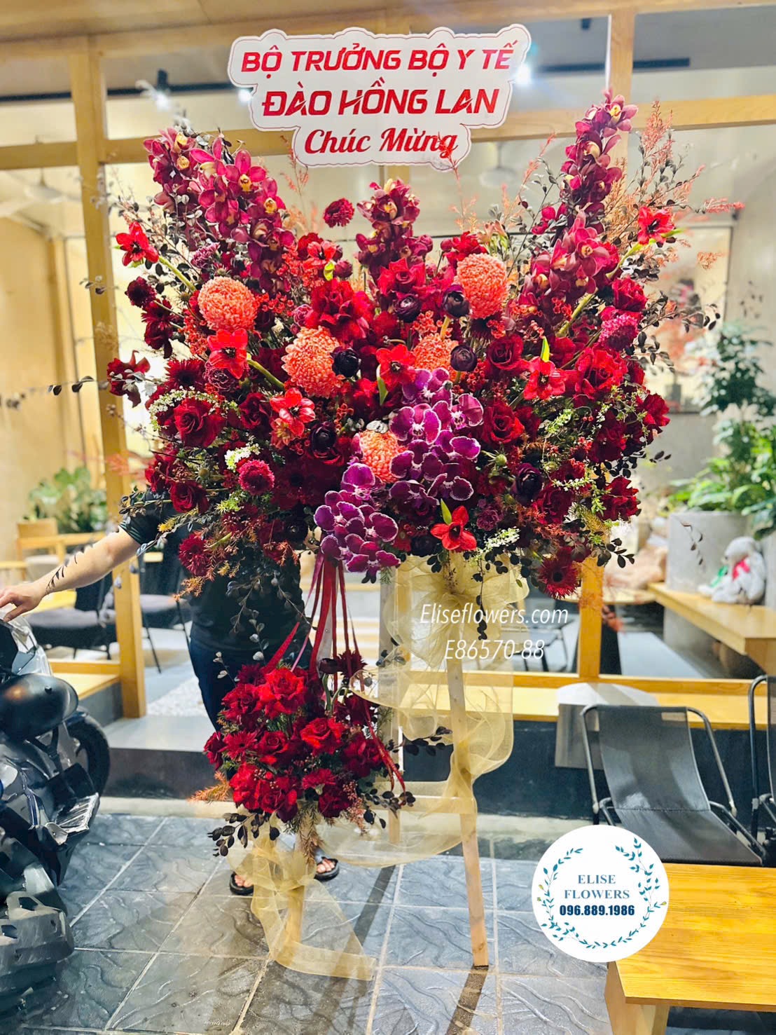 Kệ hoa chúc mừng. Hoa tặng đối tác. Kệ hoa tone đỏ cao cấp mừng năm mới