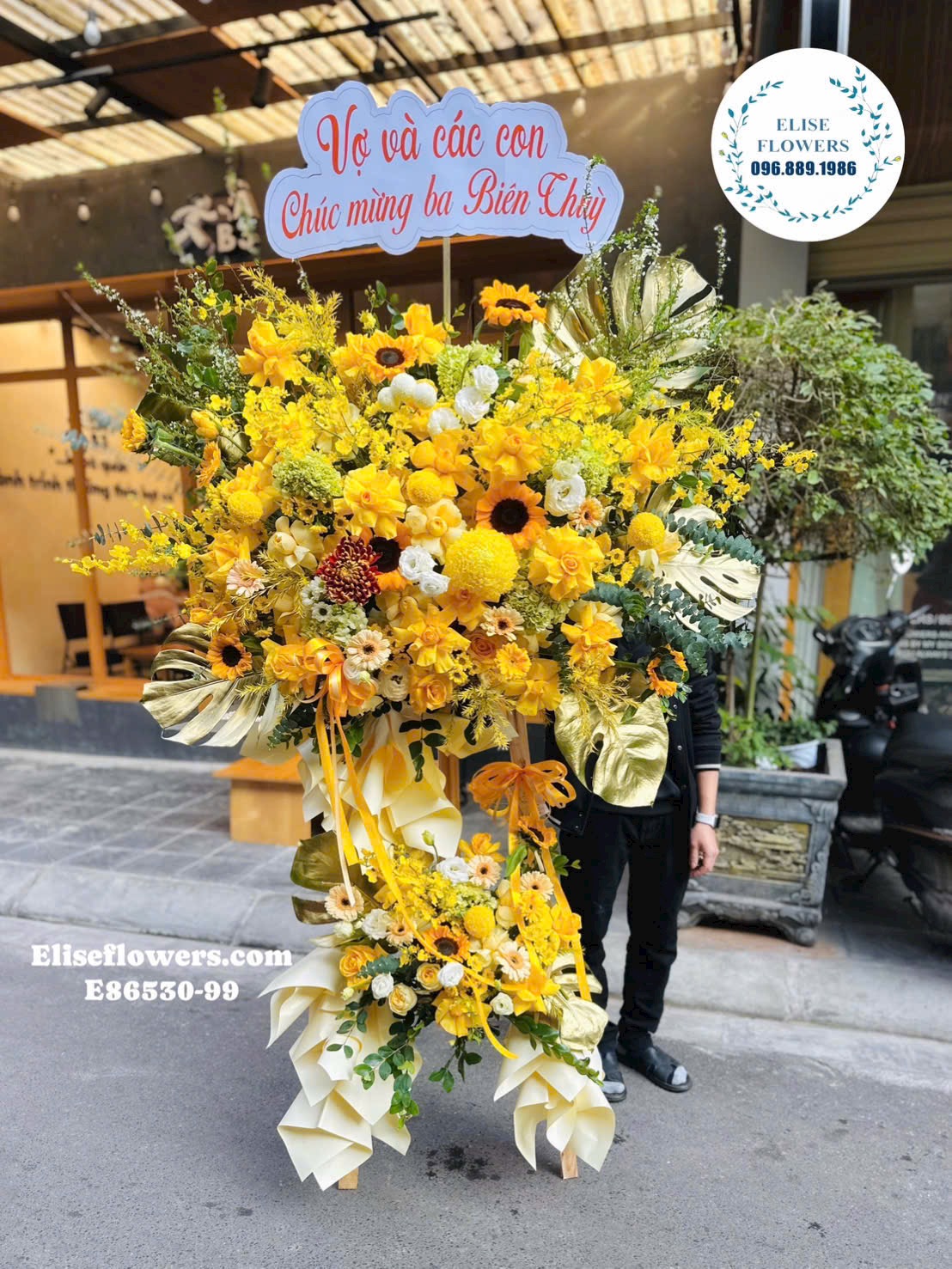 Hoa khai trương Hà Nội. Kệ hoa tone vàng chúc mừng thành lập công ty cao cấp