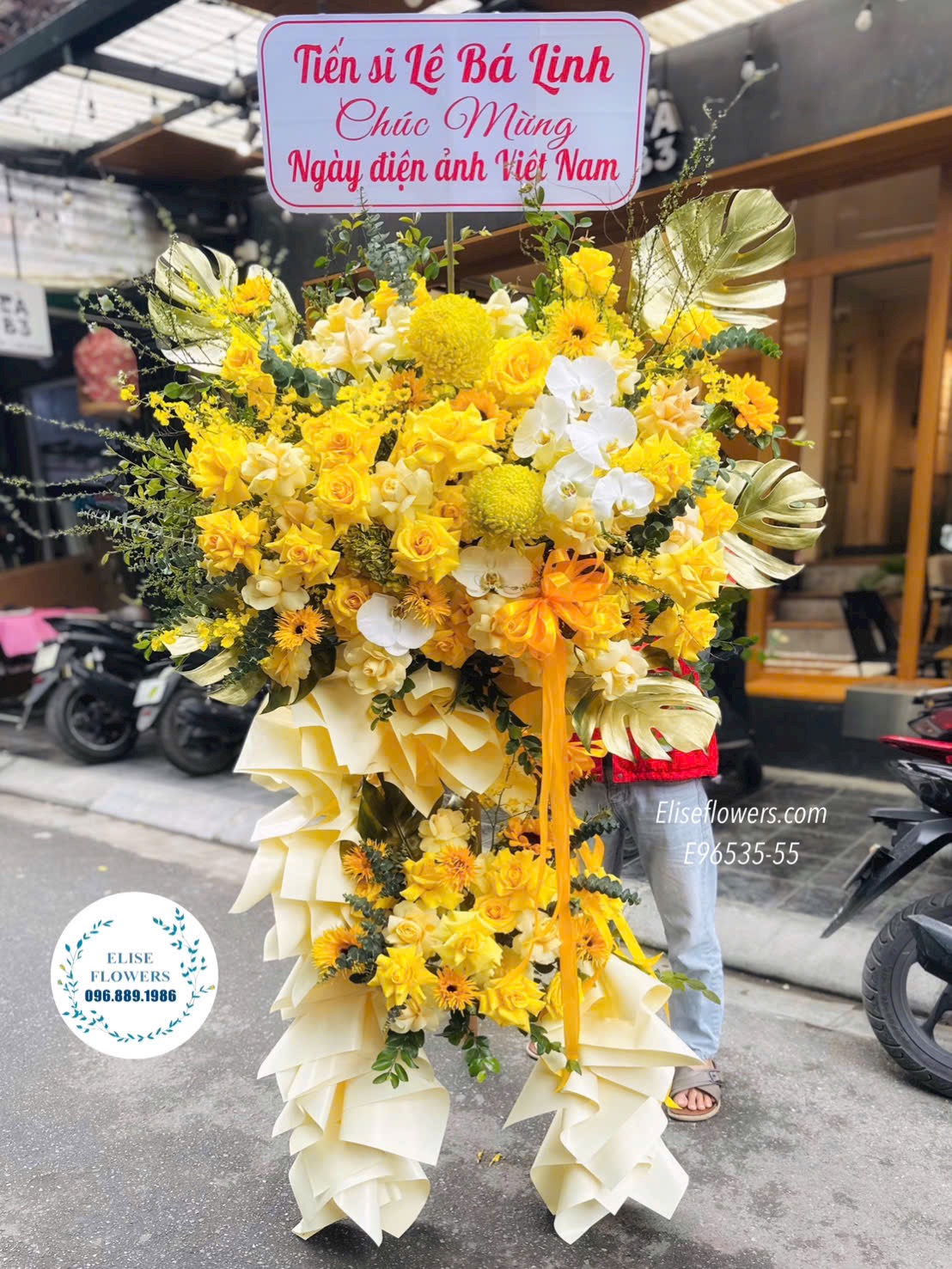 Kệ hoa sự kiện sang trọng. Hoa sinh nhật công ty màu vàng. Điện hoa Hà Nội Eliseflowers