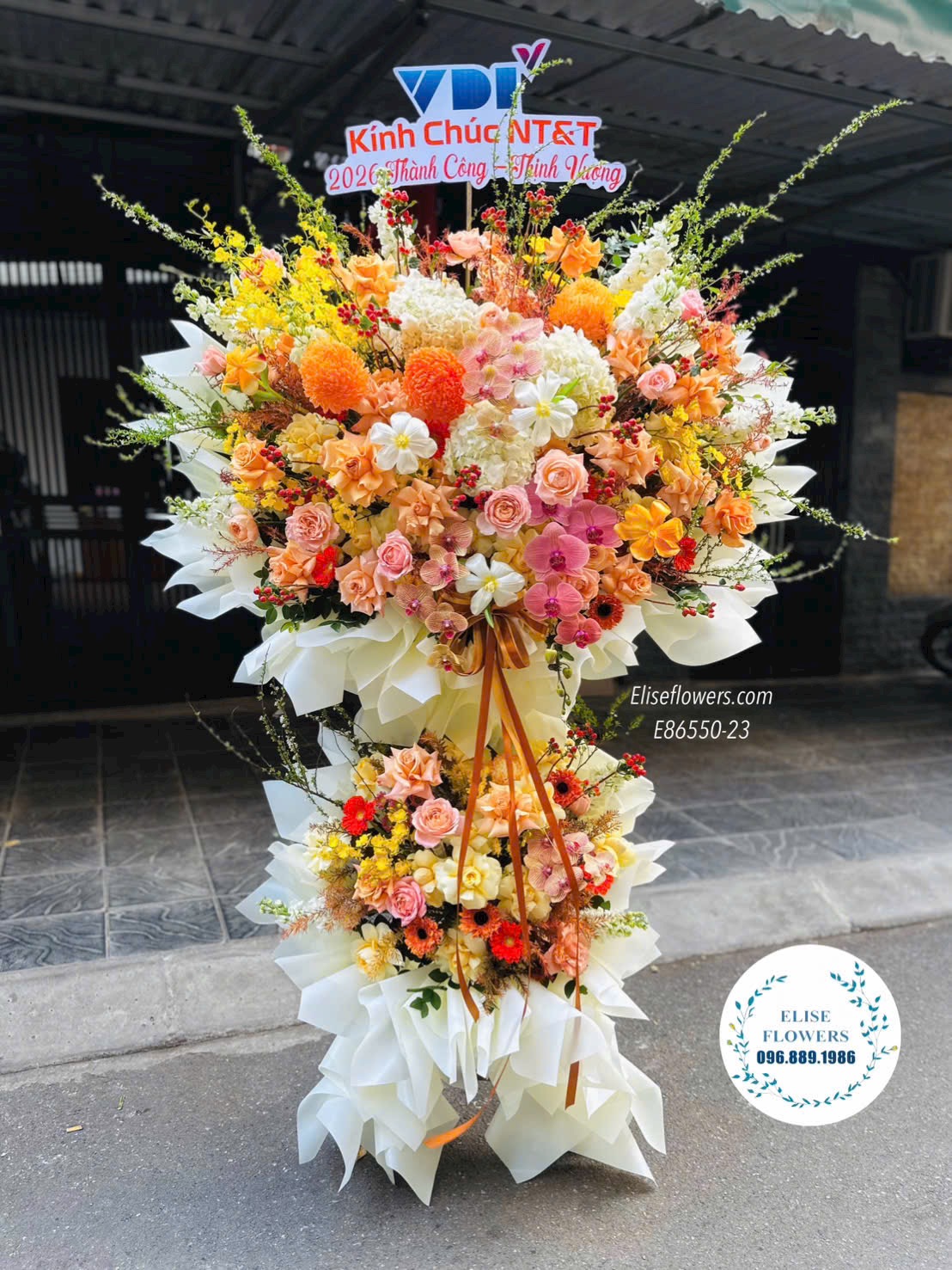 Kệ hoa tone cam vàng chúc mừng kỉ niệm thành lập công ty sang trọng. Dịch vụ giao kệ hoa nhanh chóng, đảm bảo
