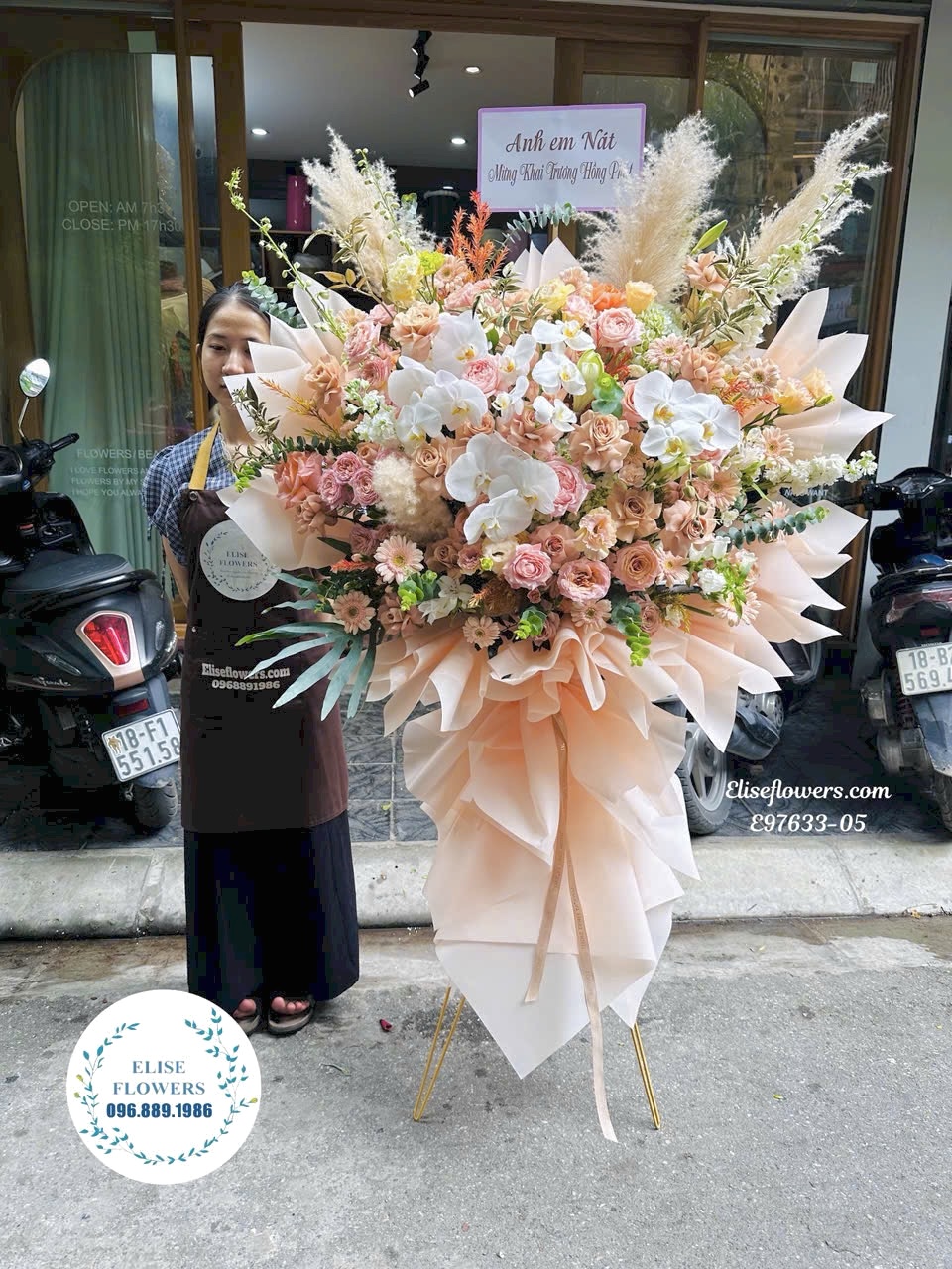 Kệ hoa tone cam tây nhẹ nhàng chúc mừng khai trương ở Hà Nội