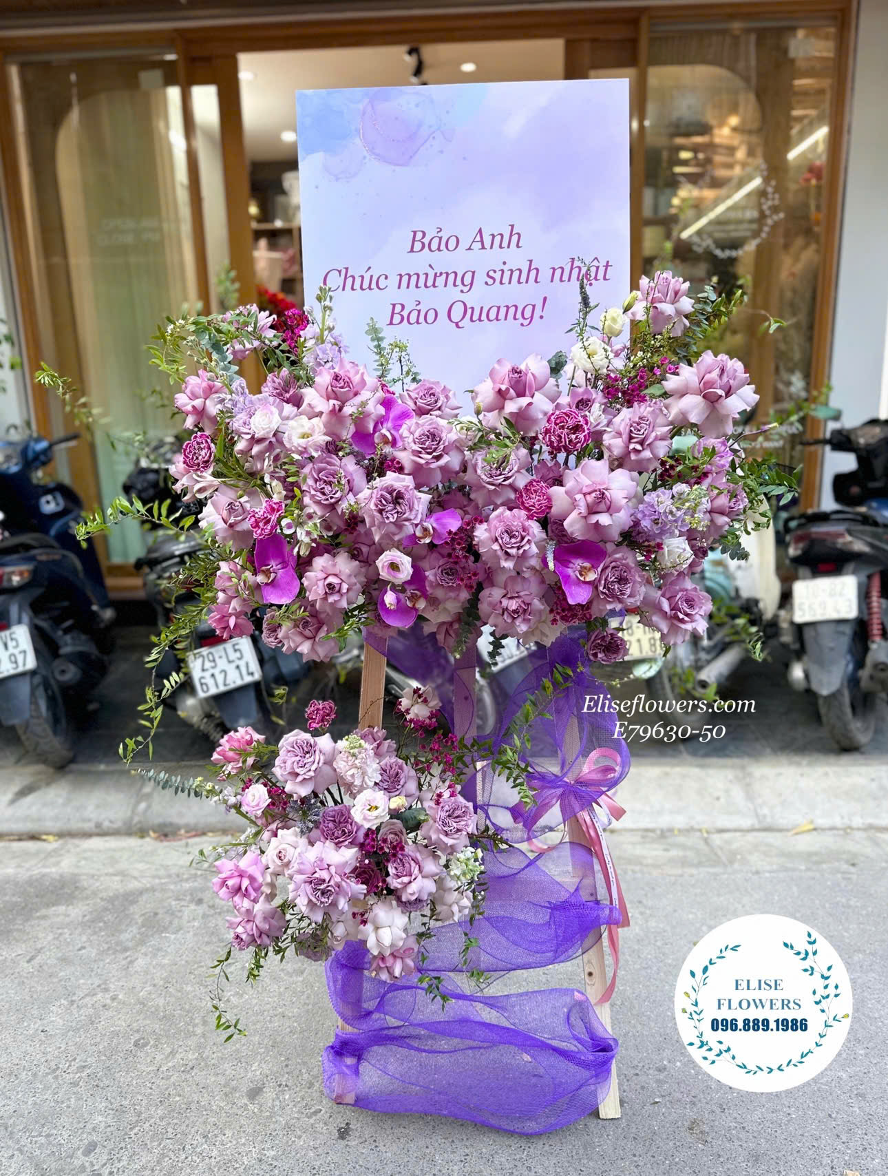 Kệ hoa khai trương màu tím ở Hà Nội. Hoa khai trương đẹp quận Cầu Giấy, Đống Đa, Ba Đình, Hoàn Kiếm, Tây Hồ, Hoàng Mai, Hà Đông