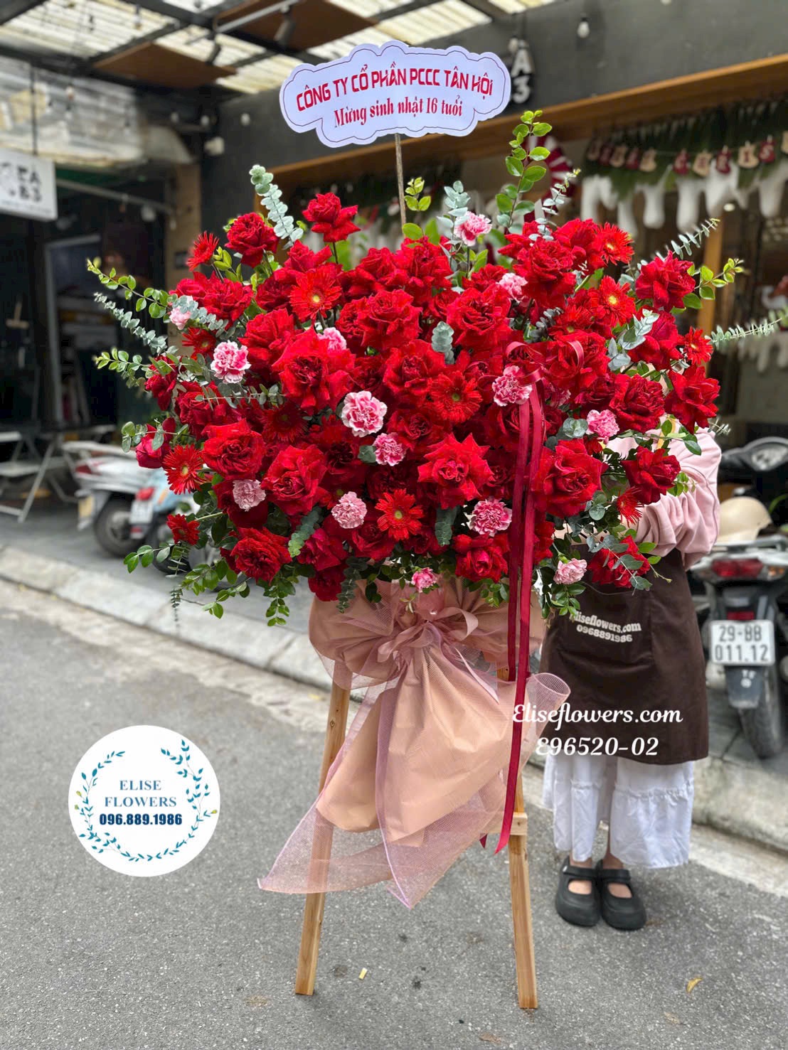 Hoa tươi Hà Nội. Đặt mua hoa chúc mừng 20/11. Kệ hoa tone đỏ chúc mừng 20/11 sang trọng, cao cấp