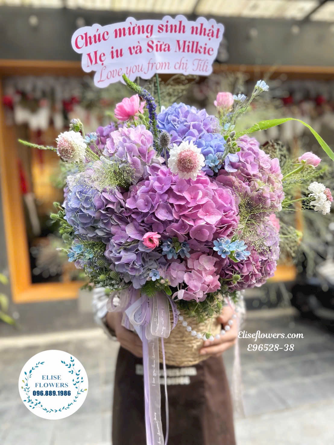 Hoa tặng mẹ sang trọng. Lẵng cẩm tú cầu tinh tế tặng sinh nhật mẹ yêu ở Đống Đa, Hà Nội