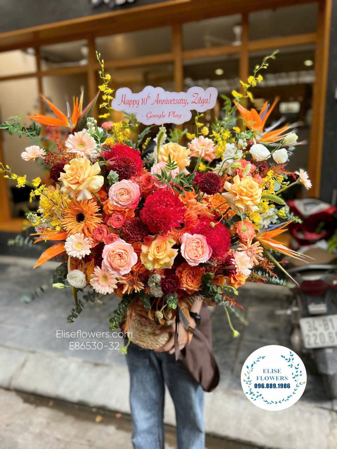 Lẵng hoa tone cam. Hoa tặng sếp nam. Đtặ mua hoa tặng sếp ở Hà Nội. Eliseflowers