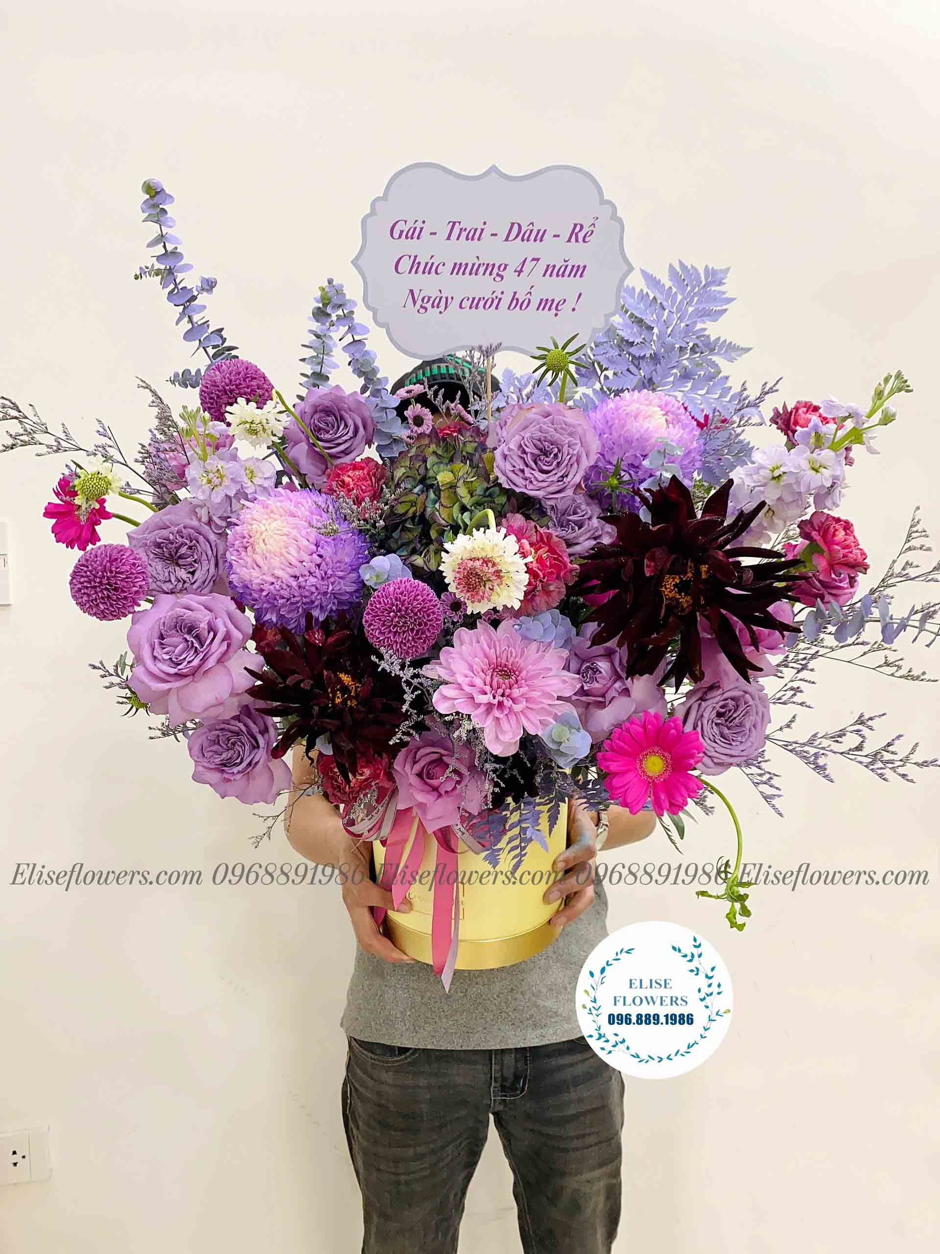 Hộp hoa tím  nhập khẩu chúc mừng kỉ niệm ngày cưới bố mẹ tại Eliseflowers.com