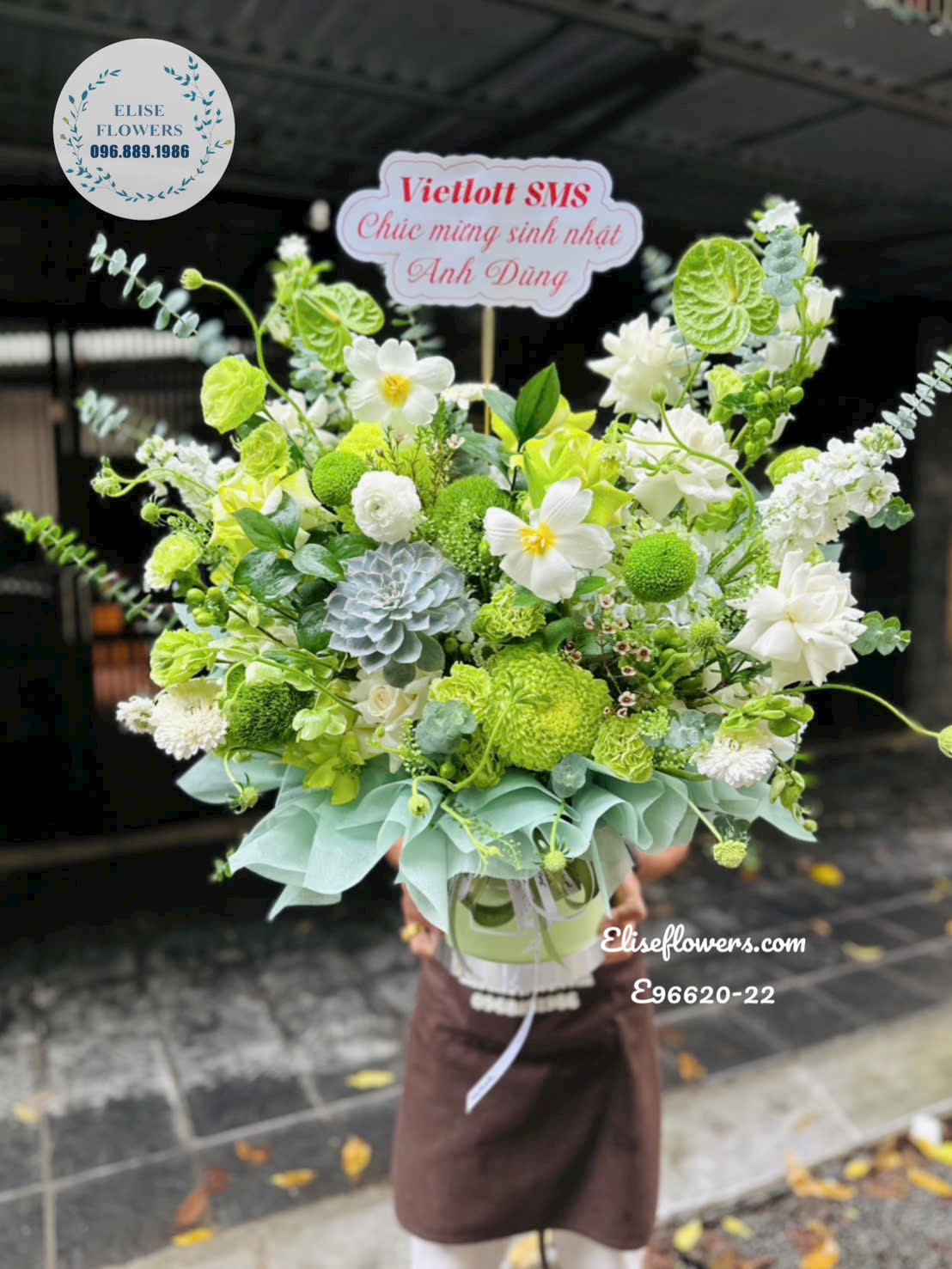 Lẵng hoa màu xanh lá đẹp. Hoa tặng khách hàng, đối tác. Địa chỉ mua hoa uy tín Eliseflowers