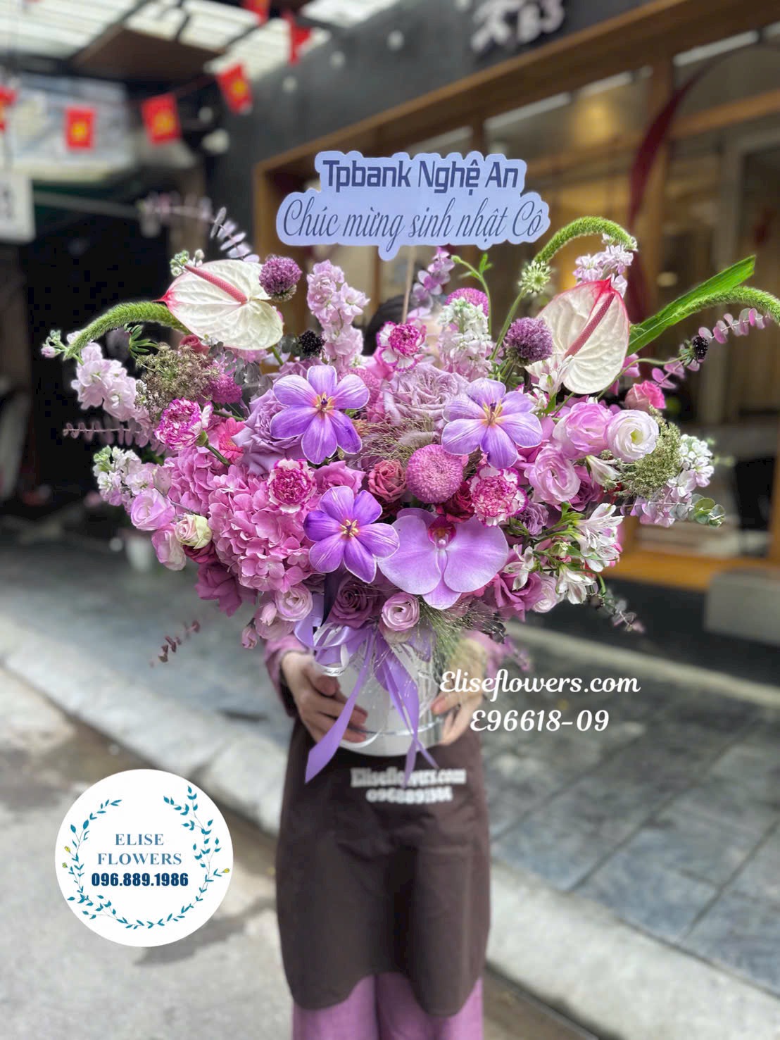 Hoa sinh nhật sang trọng. Mua lẵng hoa màu tím tặng mẹ, vợ,...