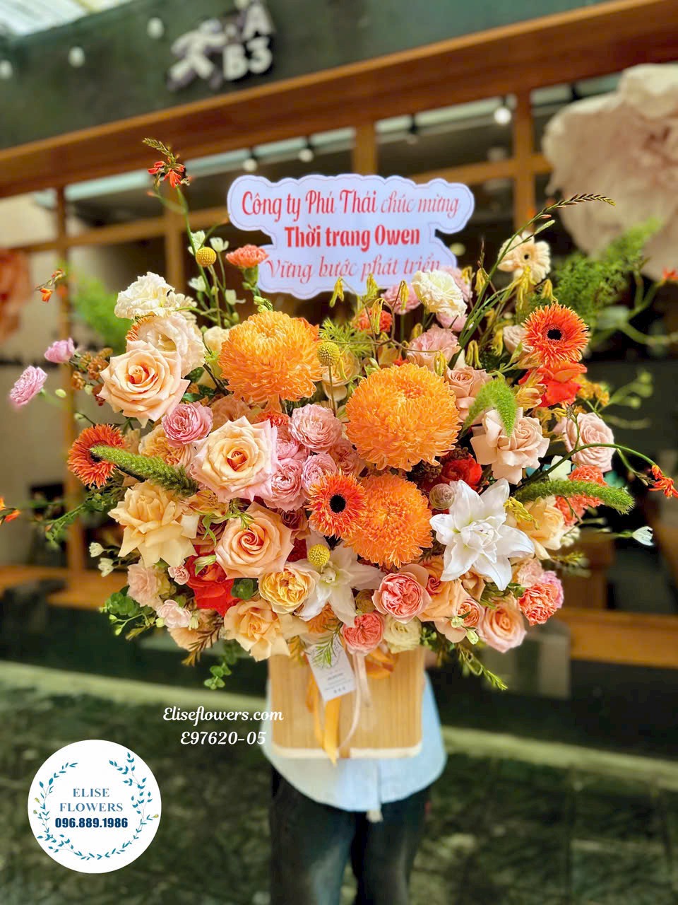 lẵng hoa tone cam cao cấp tặng đối tác, khách hàng