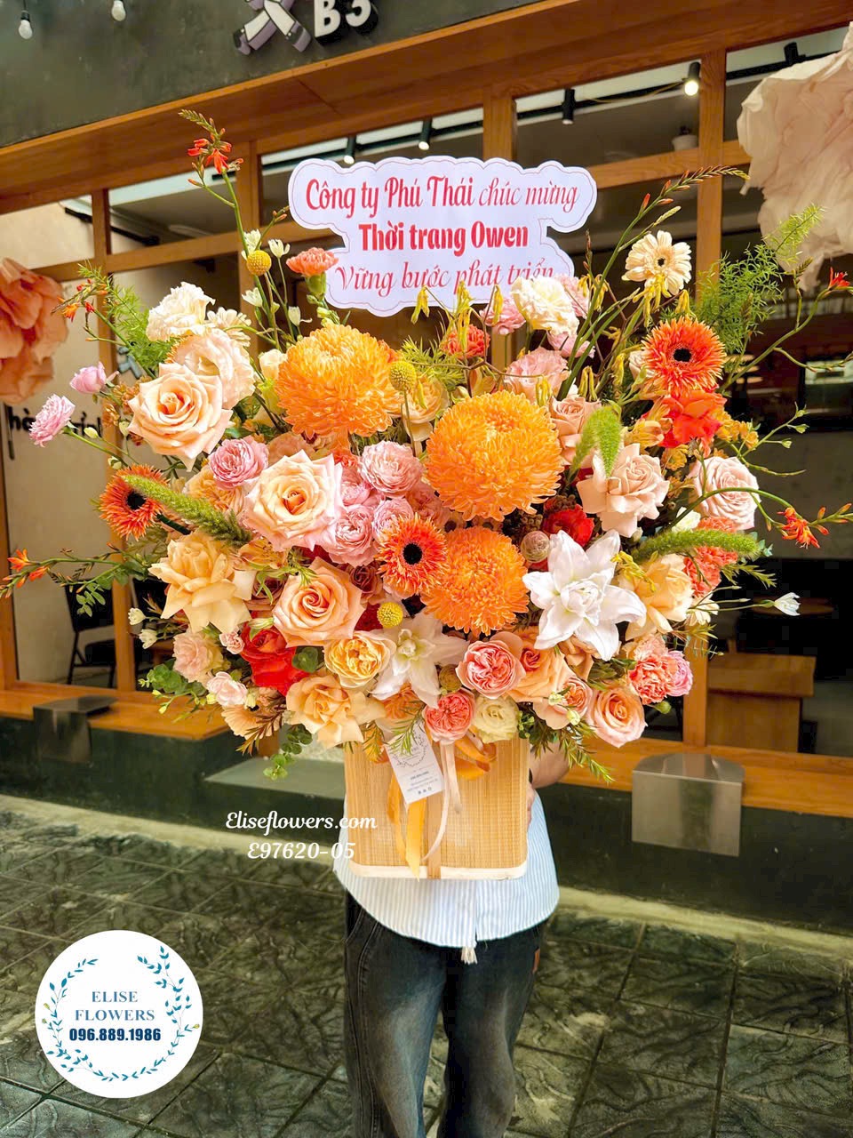 Hoa chúc mừng. Lẵng hoa tone cam tặng đối tác, khách hàng ở Hà Đông