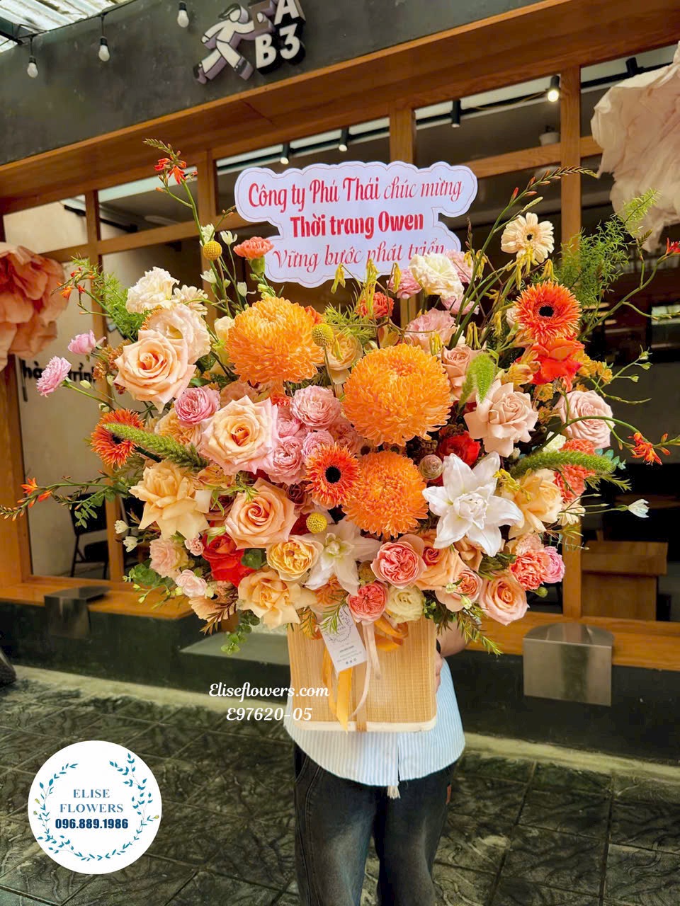 Hoa chúc mừng Hà Nội. Lẵng hoa chúc mừng tone cam sang trọng, cao cấp