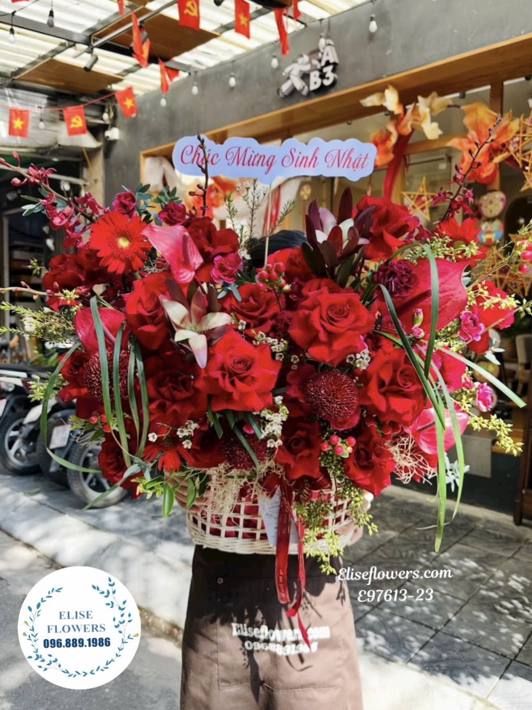 Đặt mua lẵng hoa tone đỏ nhập khẩu cao cấp tặng thầy, cô ở Cầu Giấy. Điện hoa Hà Nội Eliseflowers