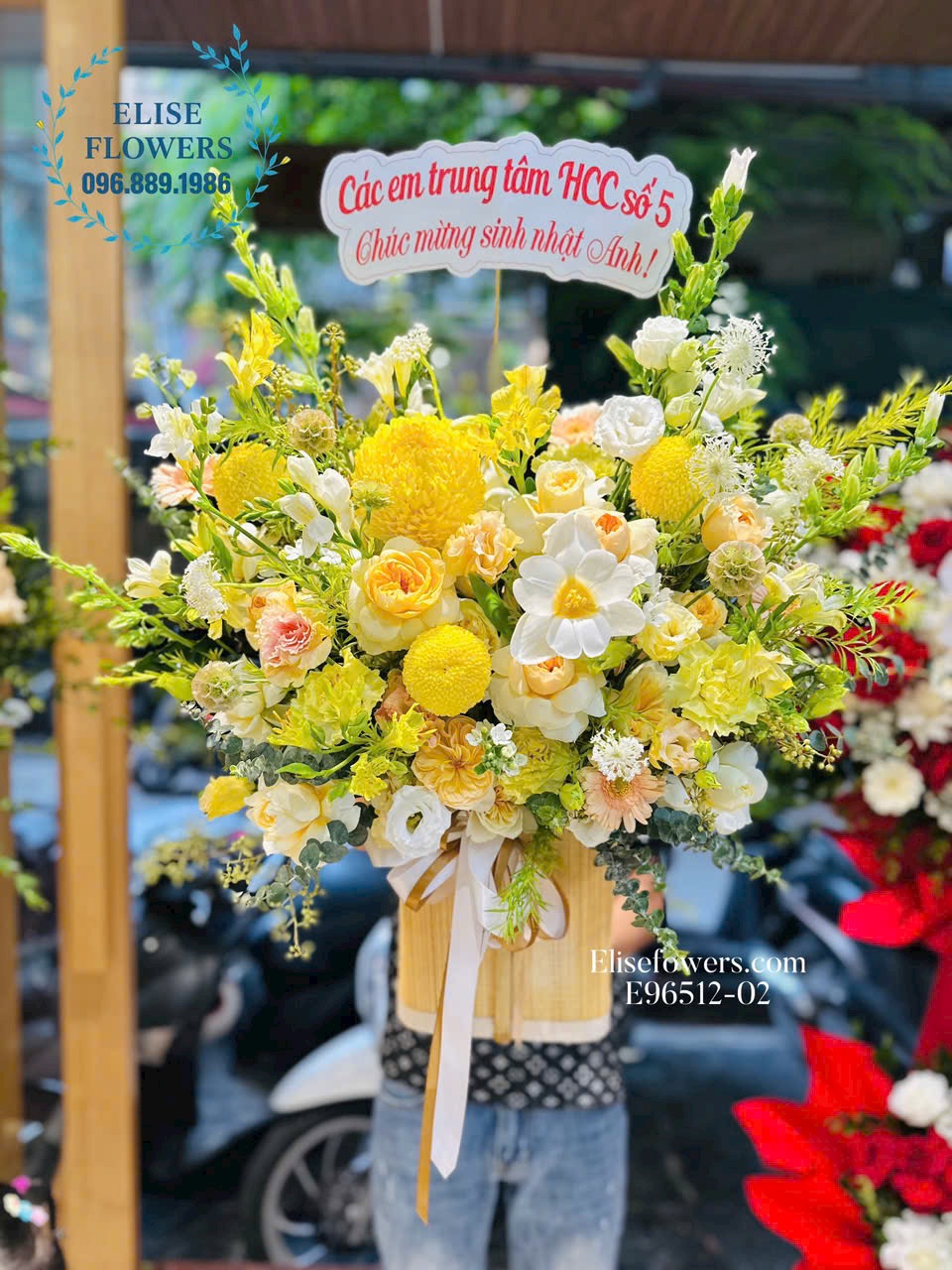 Lẵng hoa tone vàng cao cấp đẹp ở Hà Nội