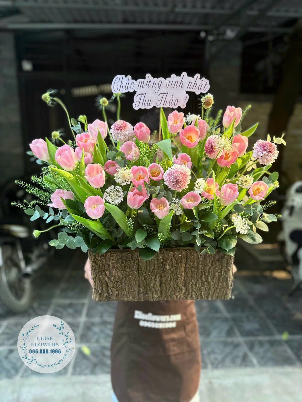 Dịch vụ đặt lẵng hoa Tulip nhập khẩu. Giao lẵng hoa Tulip tận nơi