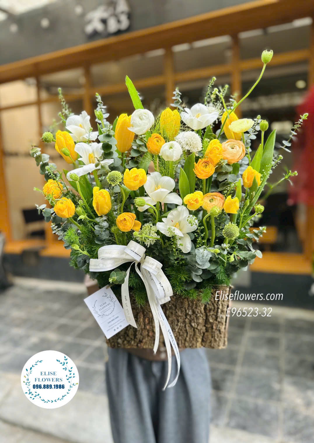 Hoa tulip Hà Lan. Đặt hoa sinh nhật ở Hà Nội. Lẵng Tulip mix trang nhã, thanh lịch. Dịch vụ giao hoa tận nơi